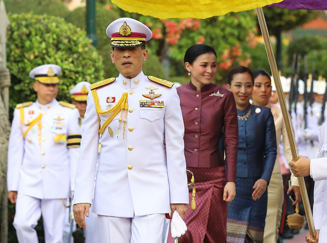 Hoàng hậu Thái Lan tái xuất sau một thời gian vắng bóng với vẻ ngoài rạng rỡ, làm lu mờ cả hai con riêng của chồng - Ảnh 1.