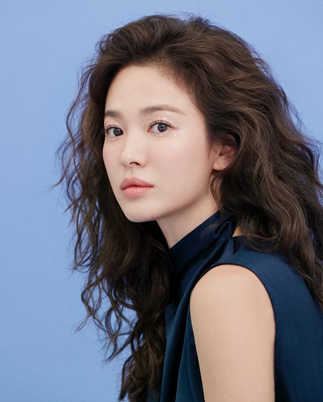 Hậu tin đồn tái hôn với đại gia Hong Kong, Song Hye Kyo tái xuất với mái tóc xoăn đầy khác lạ và cá tính - Ảnh 2.