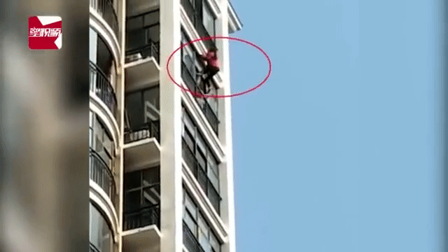Thảm kịch khiến những người chứng kiến đau lòng xảy ra khi một người phụ nữ leo qua cửa sổ và nhặt một thứ quan trọng trên ban công tầng 11 - Ảnh 3.