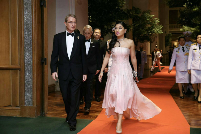 Hai nàng công chúa Thái Lan lại gây sốt với vẻ ngoài trái ngược nhau: Người sang chảnh quyến rũ, người thanh lịch khiêm nhường - Ảnh 5.