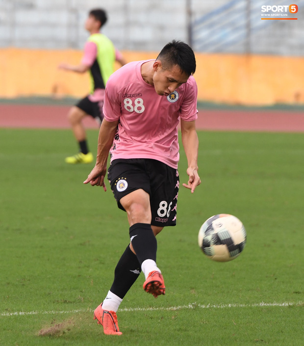 Quang Hải độc diễn, ông bố trẻ Hùng Dũng tập thêm hùng hục sau khi đã cày trọn vẹn buổi đá tập của Hà Nội FC - Ảnh 5.