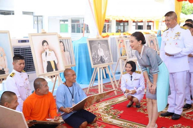 Hai nàng công chúa Thái Lan lại gây sốt với vẻ ngoài trái ngược nhau: Người sang chảnh quyến rũ, người thanh lịch khiêm nhường - Ảnh 8.