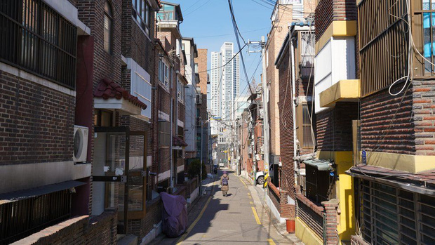 Nhà bán ngầm ở Seoul: Nơi người trẻ khom lưng mà sống, ‘mùi của cái nghèo’ rõ nhất vào hè nhưng họ vẫn từ chối biến thành ‘ký sinh trùng’ - Ảnh 5.
