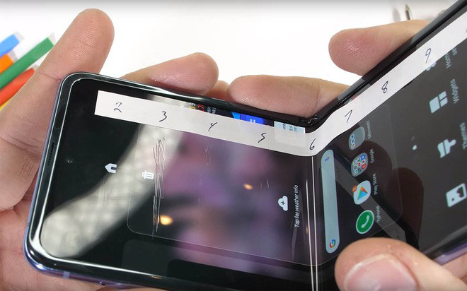 Màn hình Galaxy Z Flip bị YouTuber nổi tiếng nghi ngờ không được làm bằng kính - Ảnh 2.