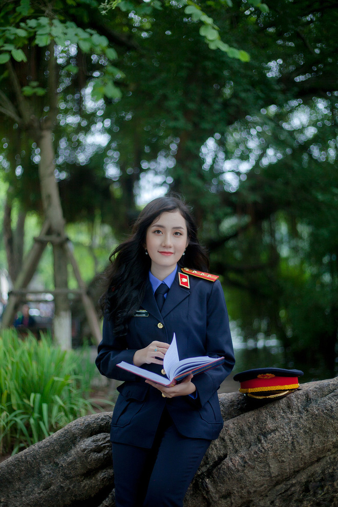 Nữ sinh ĐH Kiểm sát Hà Nội gây thương nhớ với bộ ảnh đồng phục ngành, nhìn phát yêu luôn - Ảnh 1.