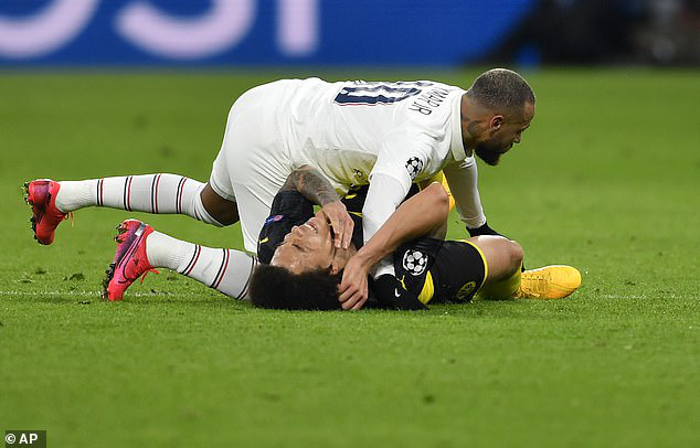 Giật cùi chỏ liên tiếp vào mặt đối thủ, Neymar vẫn thoát khỏi một tấm thẻ đỏ - Ảnh 2.