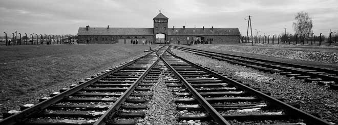 Tại sao quân Đồng minh không ném bom Auschwitz? - Ảnh 2.