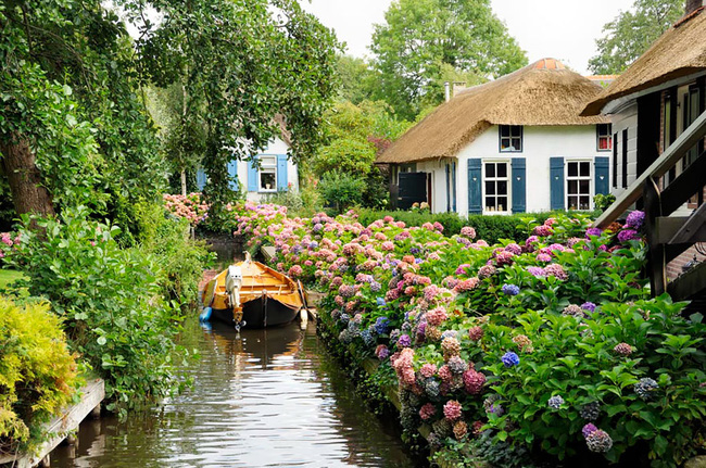 Thị trấn cổ tích Giethoorn ở Hà Lan: Hơn 7 thế kỷ không có đường bộ, đi thăm nhau không ngồi ô tô mà phải chèo thuyền - Ảnh 1.