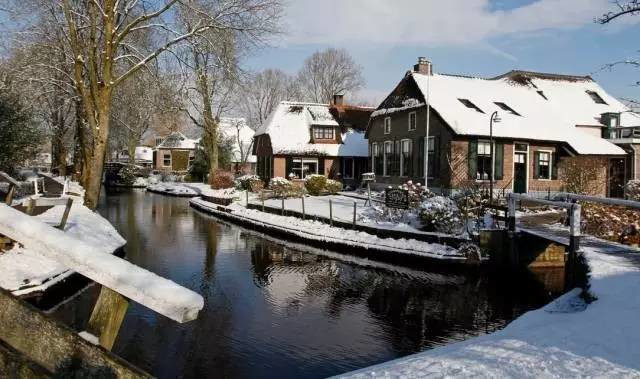 Thị trấn cổ tích Giethoorn ở Hà Lan: Hơn 7 thế kỷ không có đường bộ, đi thăm nhau không ngồi ô tô mà phải chèo thuyền - Ảnh 6.