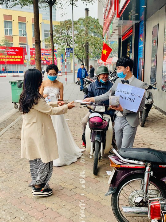 Cô dâu chú rể phát khẩu trang miễn phí trên phố khiến dân mạng tranh cãi gay gắt - Ảnh 4. Cô dâu chú rể phát khẩu trang miễn phí trên phố khiến dân mạng tranh cãi gay gắt - Ảnh 4.