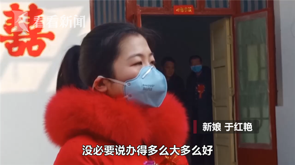 Đám cưới vội vã mùa dịch bệnh: Chỉ có 5 người bao gồm cả 2 nhân vật chính, kết thúc sau 10 phút vì chú rể phải đi cứu người - Ảnh 2. Đám cưới vội vã mùa dịch bệnh: Chỉ có 5 người bao gồm cả 2 nhân vật chính, kết thúc sau 10 phút vì chú rể phải đi cứu người - Ảnh 2.