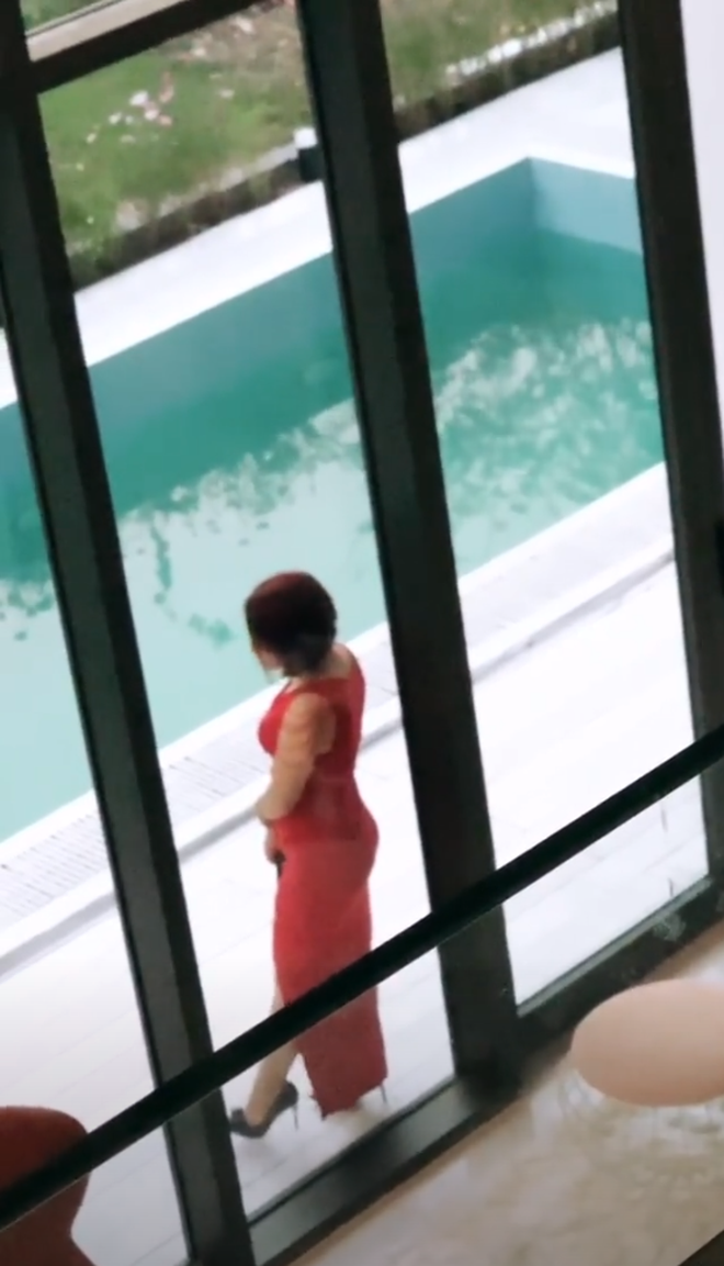 Bị người lạ xâm nhập biệt thự triệu đô vô tư chụp ảnh, phản ứng của Ngọc Trinh gây chú ý hơn cả - Ảnh 2.