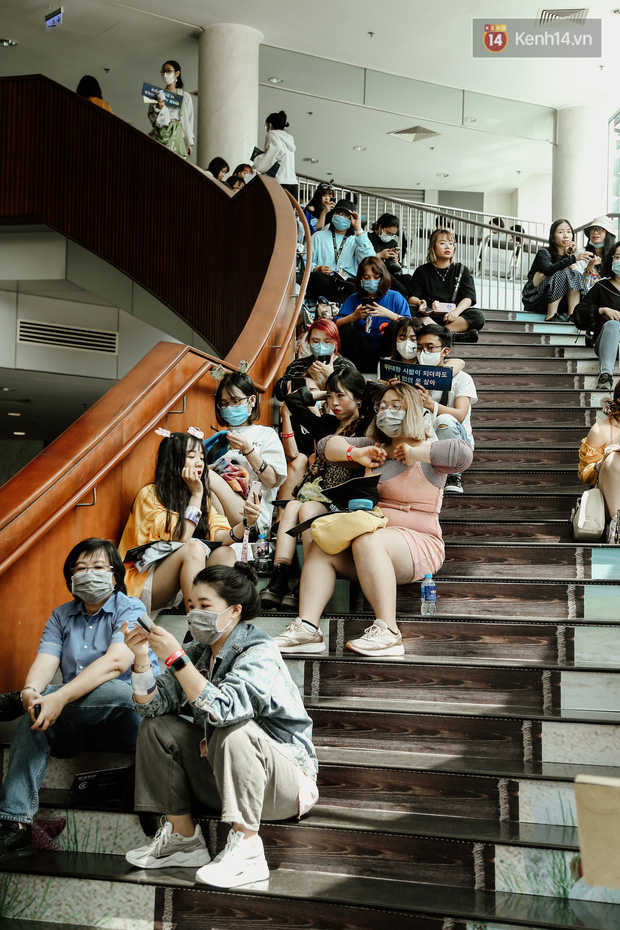 Fan WINNER đu idol giữa bão dịch Corona: Lỡ mua vé phải đi thôi, sợ thì sợ nhưng mình không quan tâm không nghĩ tới chuyện mắc bệnh - Ảnh 3. Fan WINNER đu idol giữa bão dịch Corona: Lỡ mua vé phải đi thôi, sợ thì sợ nhưng mình không quan tâm không nghĩ tới chuyện mắc bệnh - Ảnh 3.