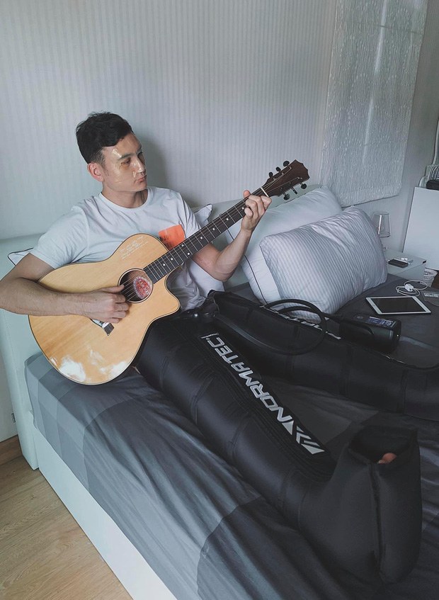 Yến Xuân khoe ảnh ngồi trên giường cùng bạn trai, dân mạng soi ra ngay chính là Văn Lâm - Ảnh 2. Yến Xuân khoe ảnh ngồi trên giường cùng bạn trai, dân mạng soi ra ngay chính là Văn Lâm - Ảnh 2.