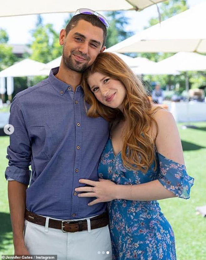 Không nến, không hoa hồng, ái nữ của tỷ phú Bill Gates được bạn trai cầu hôn giản dị giữa trời tuyết trắng xóa khiến bao cô gái phải ngưỡng mộ - Ảnh 3. Không nến, không hoa hồng, ái nữ của tỷ phú Bill Gates được bạn trai cầu hôn giản dị giữa trời tuyết trắng xóa khiến bao cô gái phải ngưỡng mộ - Ảnh 3.