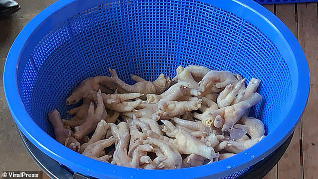 Kinh hoàng cảnh tượng công nhân xưởng chế biến chân gà dùng miệng tách xương, mỗi ngày tiêu thụ hơn 500 kg da gà - Ảnh 4.