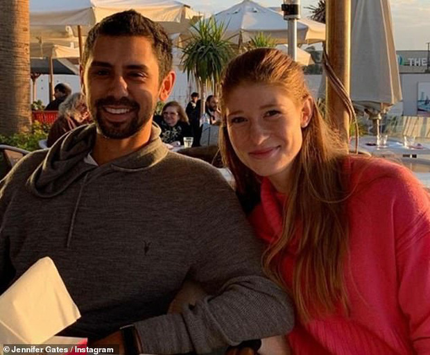 Không nến, không hoa hồng, ái nữ của tỷ phú Bill Gates được bạn trai cầu hôn giản dị giữa trời tuyết trắng xóa khiến bao cô gái phải ngưỡng mộ - Ảnh 5. Không nến, không hoa hồng, ái nữ của tỷ phú Bill Gates được bạn trai cầu hôn giản dị giữa trời tuyết trắng xóa khiến bao cô gái phải ngưỡng mộ - Ảnh 5.