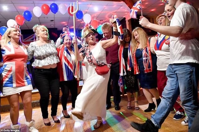 Chùm ảnh: Nước Anh ăn mừng thời khắc Brexit lịch sử sau đằng đẵng đợi chờ - Ảnh 9.