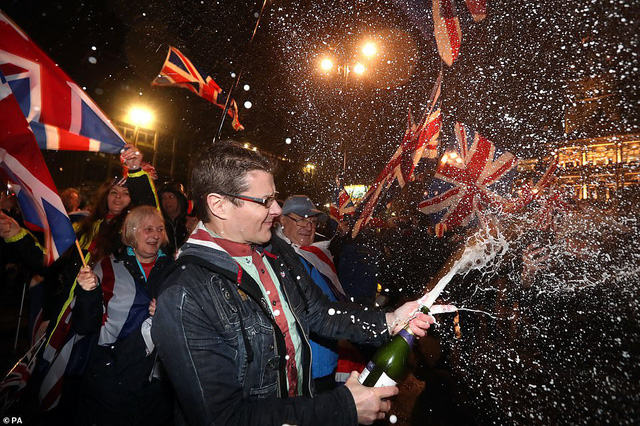 Chùm ảnh: Nước Anh ăn mừng thời khắc Brexit lịch sử sau đằng đẵng đợi chờ - Ảnh 10.