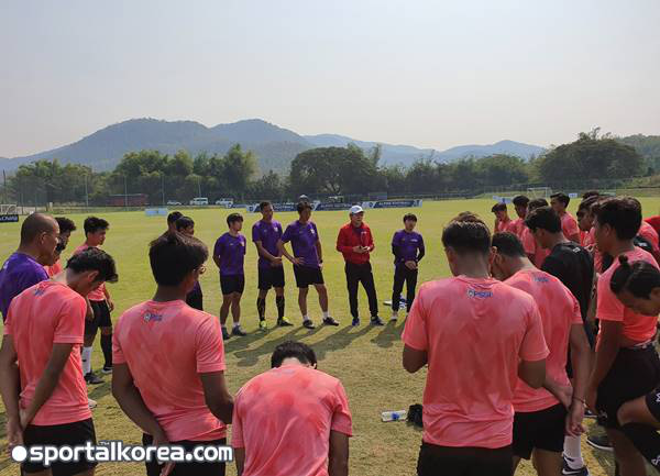 Liên tục thảm bại khi vừa xay lúa vừa ẵm em, HLV Indonesia vẫn tự tin hạ được thầy Park - Ảnh 1. Liên tục thảm bại khi vừa xay lúa vừa ẵm em, HLV Indonesia vẫn tự tin hạ được thầy Park - Ảnh 1.