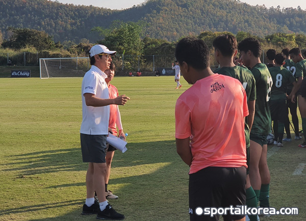 Liên tục thảm bại khi vừa xay lúa vừa ẵm em, HLV Indonesia vẫn tự tin hạ được thầy Park - Ảnh 2. Liên tục thảm bại khi vừa xay lúa vừa ẵm em, HLV Indonesia vẫn tự tin hạ được thầy Park - Ảnh 2.