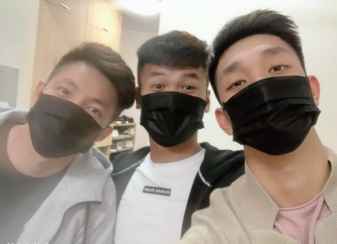 Giữa dịch virus corona, cả gia đình xuất hiện trong sân bay với đồ bảo hộ kín mít gây chú ý - Ảnh 6. Giữa dịch virus corona, cả gia đình xuất hiện trong sân bay với đồ bảo hộ kín mít gây chú ý - Ảnh 6.