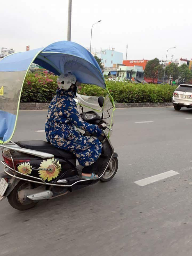 Người phụ nữ trùm kín mít đi xe máy, tưởng bình thường hóa ra ẩn chứa điều bất thường không tưởng - Ảnh 4.