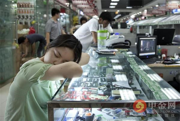 Chợ điện tử lớn nhất Trung Quốc đóng cửa vì COVID-19, thương nhân mò mẫm tìm cách sinh tồn - Ảnh 8.