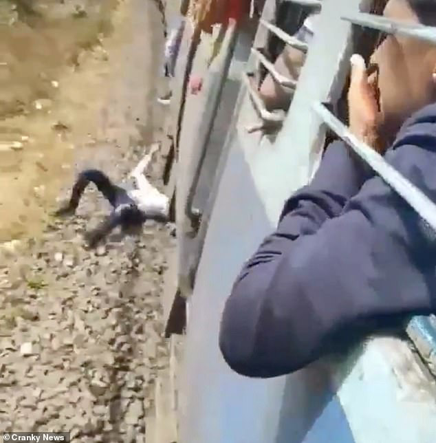 Khoảnh khắc kinh hãi không dành cho người yếu tim: Nam thanh niên rơi xuống đường ray lúc tàu đang chạy nhưng kết cục khiến hành khách vỗ tay ầm ầm - Ảnh 5.