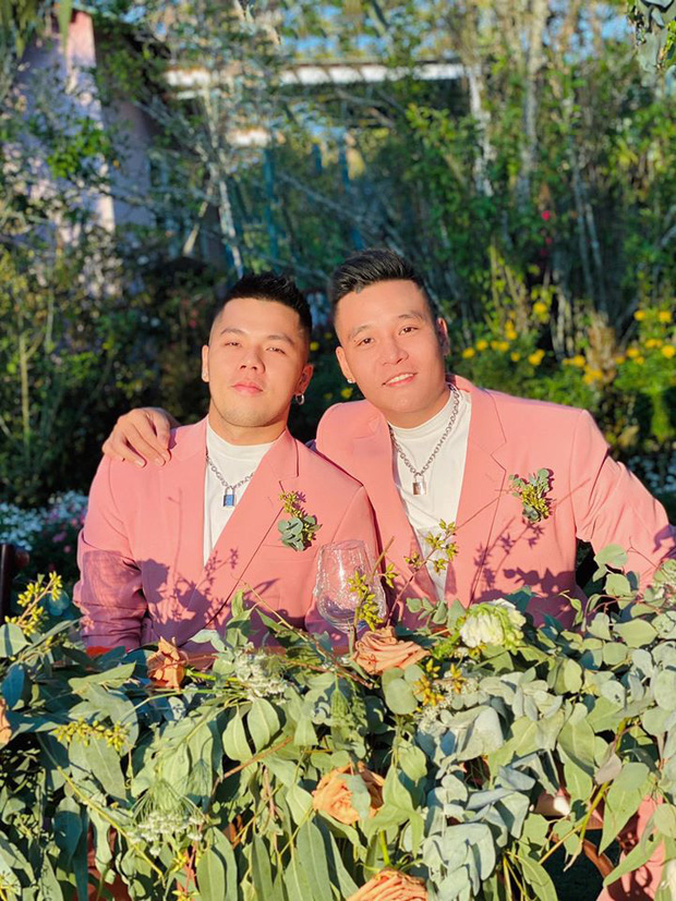 Bộ đôi LGBT nổi tiếng từng hợp tác với toàn sao cỡ bự Vbiz cầu hôn trong đám cưới Tóc Tiên sau 8 năm yêu - Ảnh 4.