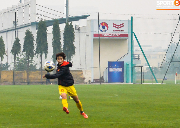 Cầu thủ nữ Việt Nam quấn dây cao su vào bụng để tập thể lực, sẵn sàng đối đầu tuyển Australia - Ảnh 9.