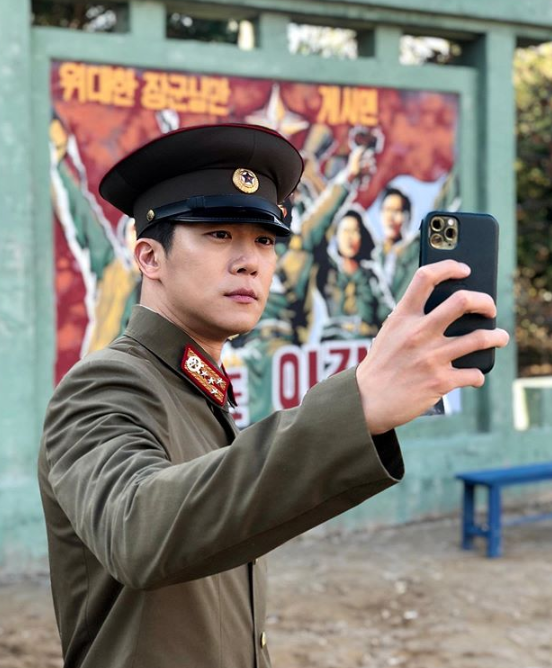 “Anh trai” của Hyun Bin: Sở hữu ngoại hình cực phẩm, học lực thuộc hàng khủng nhưng lại mắc bệnh nhát gái - Ảnh 2.