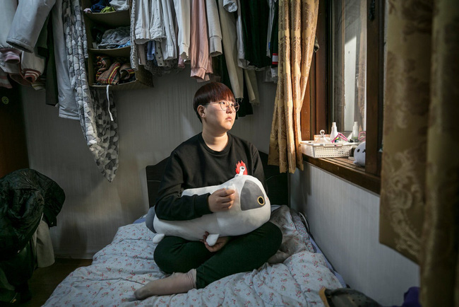 Hàn Quốc bị ám ảnh nhan sắc nhưng phụ nữ nước này giờ chạy theo phong trào Escape the Corset: Không trang điểm, chấp nhận sống thật với diện mạo bẩm sinh - Ảnh 1.