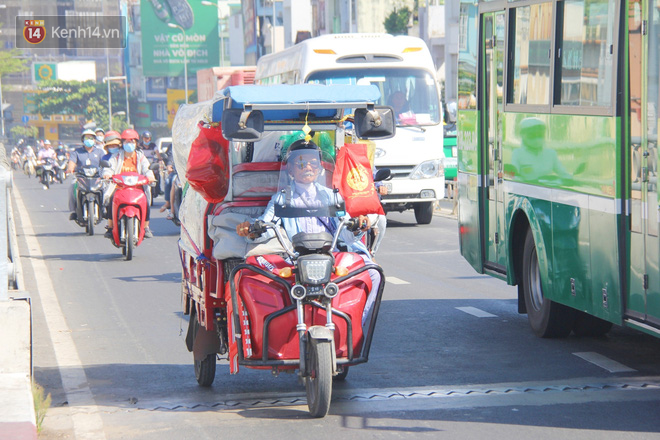 Chuyện cụ ông Sài Gòn mỗi ngày chạy xe 50km bán quần áo giá... 0 đồng - Ảnh 15.