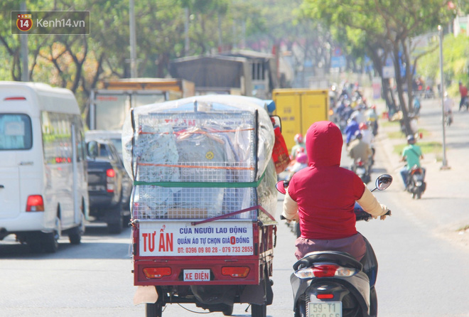 Chuyện cụ ông Sài Gòn mỗi ngày chạy xe 50km bán quần áo giá... 0 đồng - Ảnh 3.