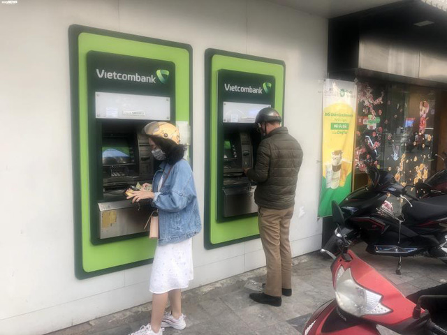 Hà Nội: ATM thờ ơ phòng dịch, khách lo nhiễm Covid-19 - Ảnh 1.