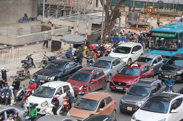 Ảnh: Cảnh chen chúc, lạng lách đánh võng tại các “điểm đen” ùn tắc mới phát sinh trên địa bàn thành phố Hà Nội - Ảnh 1.