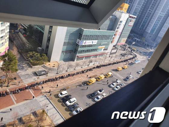 Tại tâm dịch corona ở Hàn Quốc lúc này: Người dân rồng rắn xếp hàng dài trăm mét mua khẩu trang - Ảnh 5.