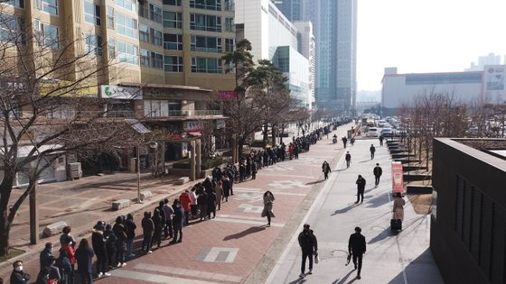 Tại tâm dịch corona ở Hàn Quốc lúc này: Người dân rồng rắn xếp hàng dài trăm mét mua khẩu trang - Ảnh 4.