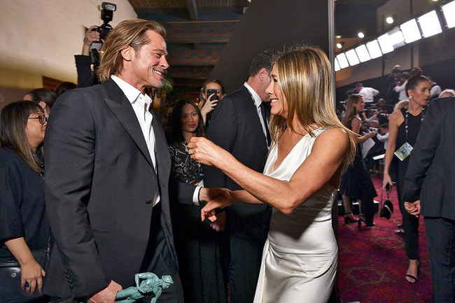 Brad Pitt cùng chồng cũ Jennifer Aniston xảy ra cuộc chiến tranh giành người đẹp? - Ảnh 2.