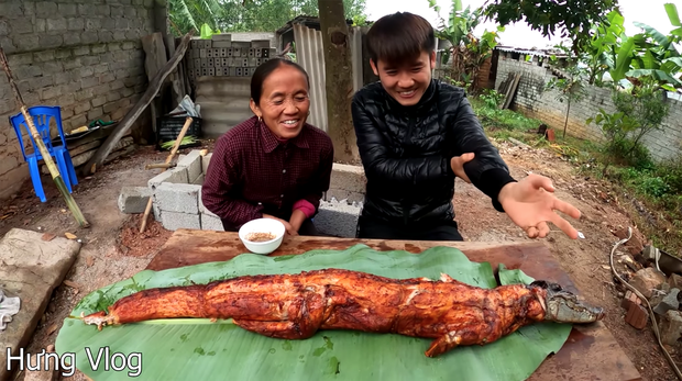 Bà Tân Vlog khoe làm món cá sấu khổng lồ nướng nhưng nhan sắc cô con gái ruột lại chiếm spotlight khiến người xem vô cùng bất ngờ - Ảnh 1.