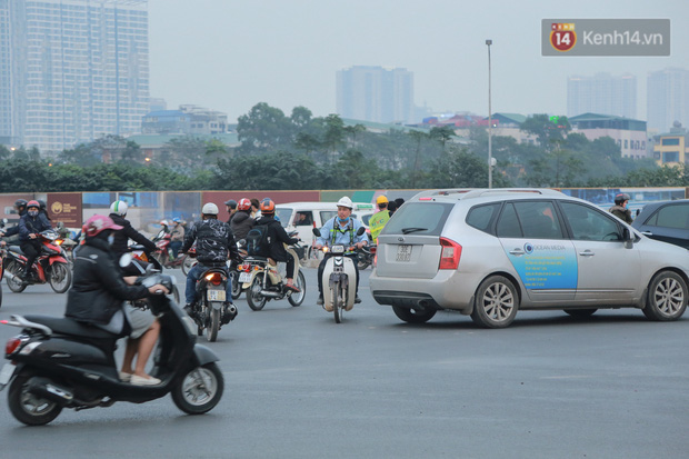 Ảnh: Cảnh chen chúc, lạng lách đánh võng tại các “điểm đen” ùn tắc mới phát sinh trên địa bàn thành phố Hà Nội - Ảnh 3.