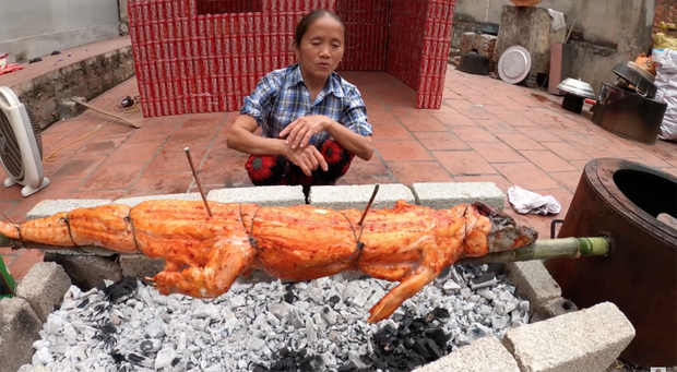 Bà Tân Vlog khoe làm món cá sấu khổng lồ nướng nhưng nhan sắc cô con gái ruột lại chiếm spotlight khiến người xem vô cùng bất ngờ - Ảnh 5.