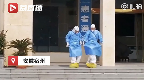 Y bác sĩ Trung Quốc mặc nguyên đồng phục bảo hộ, hài hước múa Hồ thiên nga tiễn bệnh nhân ra viện - Ảnh 2.