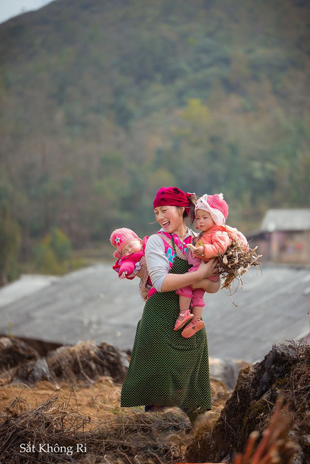 Vẻ đẹp tỏa nắng của cô gái HMông đốn tim CĐM, đáng chú ý hơn nữa là hình ảnh em bé ngủ ngặt nghẽo cực đáng yêu trên lưng mẹ - Ảnh 1.