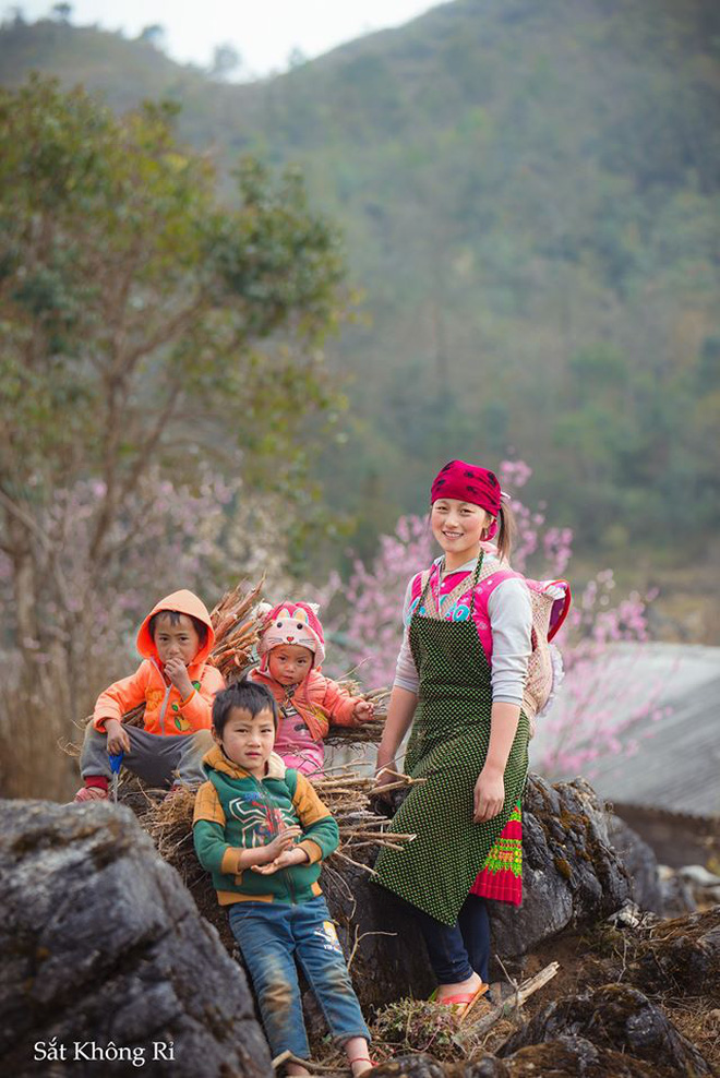 Vẻ đẹp tỏa nắng của cô gái HMông đốn tim CĐM, đáng chú ý hơn nữa là hình ảnh em bé ngủ ngặt nghẽo cực đáng yêu trên lưng mẹ - Ảnh 4.