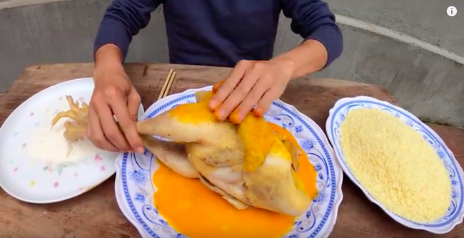 Con trai bà Tân Vlog tiếp tục khiến người xem bất ngờ khi dùng tay trần khuấy vào đồ ăn - Ảnh 1.