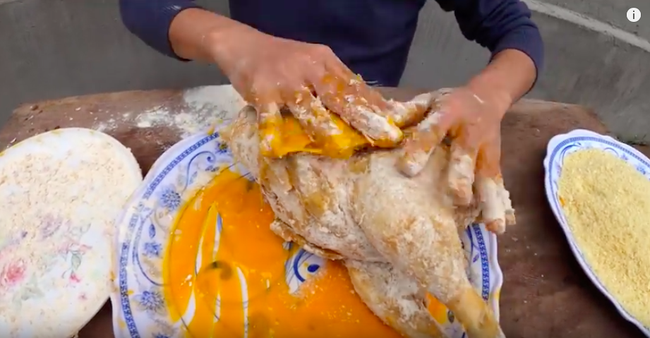 Con trai bà Tân Vlog tiếp tục khiến người xem bất ngờ khi dùng tay trần khuấy vào đồ ăn - Ảnh 2.