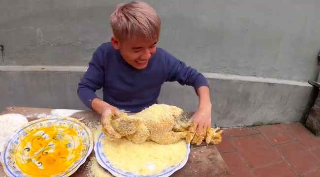 Con trai bà Tân Vlog tiếp tục khiến người xem bất ngờ khi dùng tay trần khuấy vào đồ ăn - Ảnh 5.