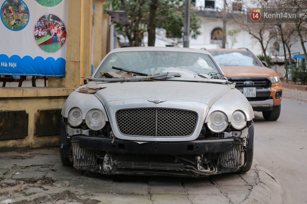 Chùm ảnh: Siêu xe Bentley 20 tỷ nằm “xếp xó” trên vỉa hè Hà Nội, hơn 5 năm qua không ai biết chủ nhân ở đâu - Ảnh 2.